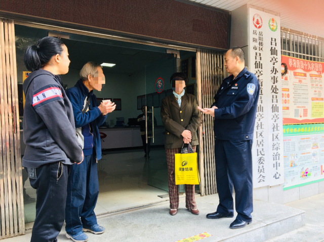 80岁老人接到“召回电话”，背后真相太催泪…