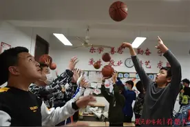 教室里上投篮课，防雨防霾效率高！看看武汉这所中学的发明图片