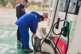 高速路上汽车缺油抛锚，中石化济源加油站及时送油救急图片
