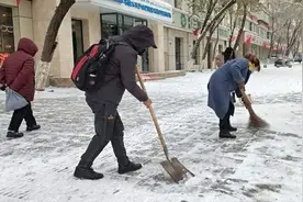 一夜雪纷飞 乌鲁木齐开启“冬忙”状态图片