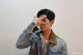 终于赶上玩梗！杨洋模仿五阿哥“让我看看”表情包图片