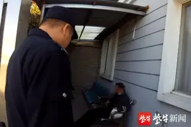 男子工作失意竟把白酒装矿水瓶当水喝图片