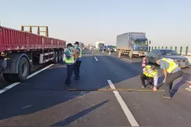 司机在高速路中放千斤顶致交通事故？交警来辟谣了图片