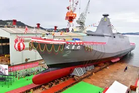 日本新型隐身护卫舰高调下水 桅杆造型类似我055万吨大驱图片