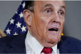 劣质染发剂受害者？记者会上，特朗普私人律师两颊流“神秘黑色物质”，引发大讨论......图片