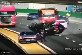 惊险一幕刷屏！小客车翻滚掉下高架桥，交警回应图片