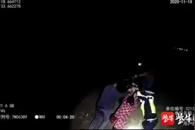 「视频」雨夜骑车翻沟里，一老一少怎么推都推不上去，这时交警出现了图片