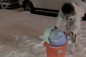 大暴雪致长春停水停暖，居民户外挖雪化水生活，官方回应：水电热已全面恢复视频封面