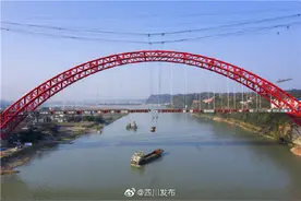 四川 仁沐新高速犍为岷江特大桥桥面钢格梁合龙图片