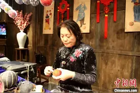 足球起源地匠人巧手制蹴鞠 盼蹴鞠文化走向世界图片