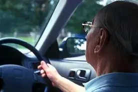“老”司机上路 制度要跟上图片