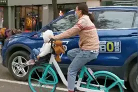 心真大！太原街头家长花式骑车带娃……这些父母太“坑娃”图片
