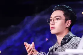 从偶像到舞者再到娱乐公司老板，张艺兴却谦逊表示：我的事业还没全面开花呢图片