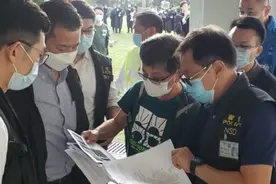 香港中大毕业生校内举“港独”横幅 警方国安处进入校园搜证图片