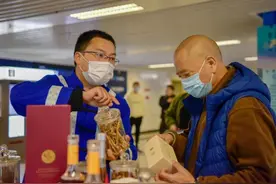 “四川扶贫”产品展亮相成都地铁1号线图片