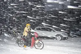 东北暴雪，网友：我在北方裹着貂，你在南方露着腰图片