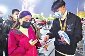 昨夜，英雄武汉万众瞩目图片