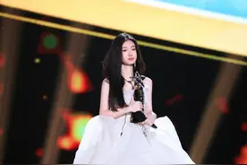 《中国好声音》史上最年轻总冠军单依纯的获奖感言可能也是“史上最短”：很开心，也很懵……图片