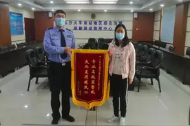 笔记本电脑丢在网约车上，民警询问拾得男子，男子称：我暂时保管，正在寻找失主图片