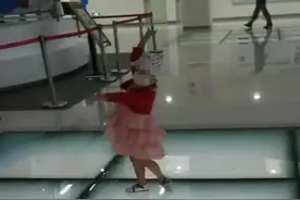 白血病患儿在医院大厅伴着钢琴声笑着跳舞，大人却都看哭了图片