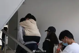 太暖了，全班同学每天轮流背她去上学图片