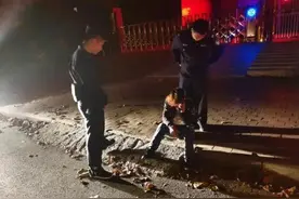 饮酒莫贪杯！两男子饮酒过量醉倒路边图片