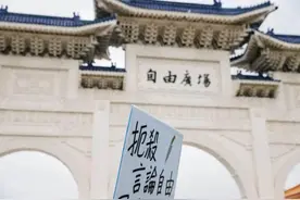 到场挺中天，群众喊“董事长加油”，蔡衍明哽咽：感谢大家支持图片