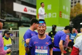 首届杭马冠军又上赛道，他想寻找30年前夺冠合影的小姑娘图片
