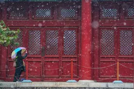 红墙白雪，“穿越”美女，太庙景区成网红打卡地图片