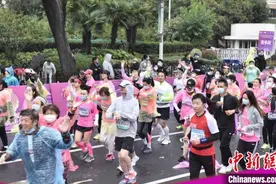 上海静安女子半程马拉松雨中开跑 潘晓婷等为赛事领跑图片