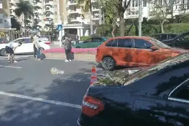 突发！福州一小区附近私家车撞倒电动车，女骑士伤情严重图片