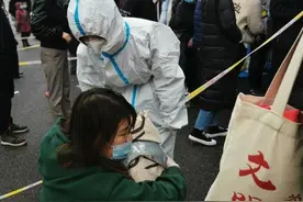 医务人员累到虚脱，缓缓站起来再继续！——北辰援军完成新北街7.6万核酸采样图片