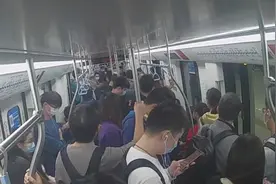 两名“打工人”早高峰上海地铁抢座互殴，分别被行拘5日图片