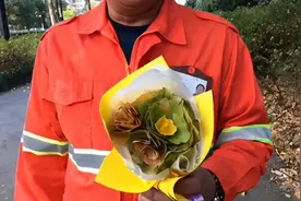 结婚30年第一份生日礼物！环卫工人用银杏落叶编成花，太甜了图片