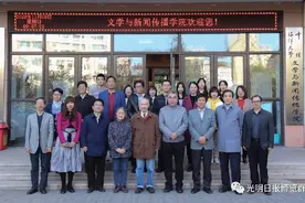 谈起经典阅读，光明日报高级记者、《博览群书》主编董山峰提到一则校训、两所大学、三个判断——您有何看法图片