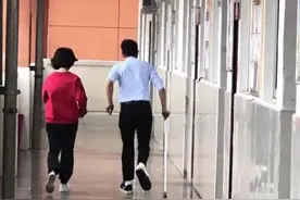 “轻伤不下讲台”！这个老师“猴急”的样子火了图片