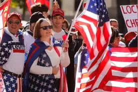 “CNN烂透了！”特朗普支持者把CNN总部给围了……图片