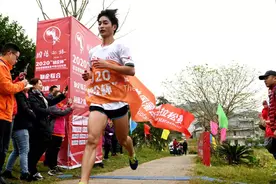 双峰：首届曾国藩故里半程马拉松赛鸣枪开跑图片