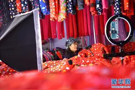 山东沂源：手工小棉袄 冬日加工忙图片