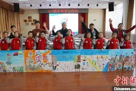 河北崇礼“小画家”来京画冬奥 艺术家助力公益拍卖图片