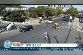 苏州：两车相撞，后排男孩没系安全带，直接甩出车外被压车底！视频封面
