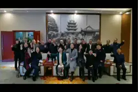 湖南省85名全国劳模和先进工作者今日赴京受奖图片