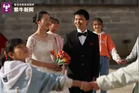 「紫牛头条」背80斤书上山的支教老师要结婚了！与女友拍出最美婚纱照图片