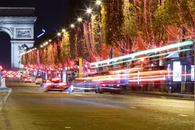 流光溢彩夜巴黎 法国香榭丽舍大道点亮圣诞彩灯图片