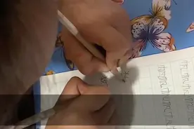 安徽一7岁女孩双手同时写字，家人称没有刻意训练，碰巧都会图片