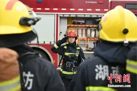 既爱武装又爱红装，“90后”女消防员变装视频走红图片