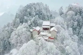冰雪世界！华山雪景宛如琉璃之境视频封面