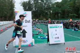 泰国普吉岛举办“拉古娜”铁人三项赛图片