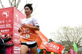 首届曾国藩故里半程马拉松赛开跑 奔跑中领略曾国藩文化图片