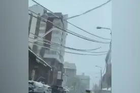 俄罗斯一流浪男子夜晚摔倒被冻死 尸体冰封在路上图片